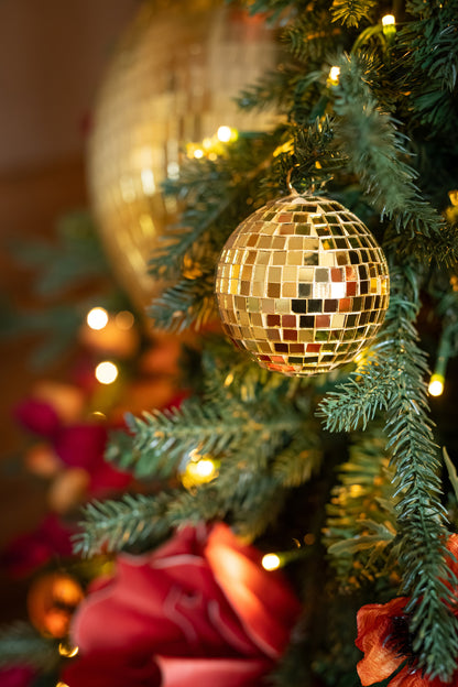 Doos van 4 kerstbal disco plastic goudkleurig