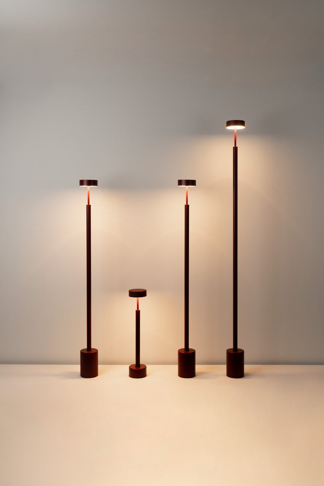 Peak vloerlamp h.170 cm LED PCB gestructureerd bordeaux