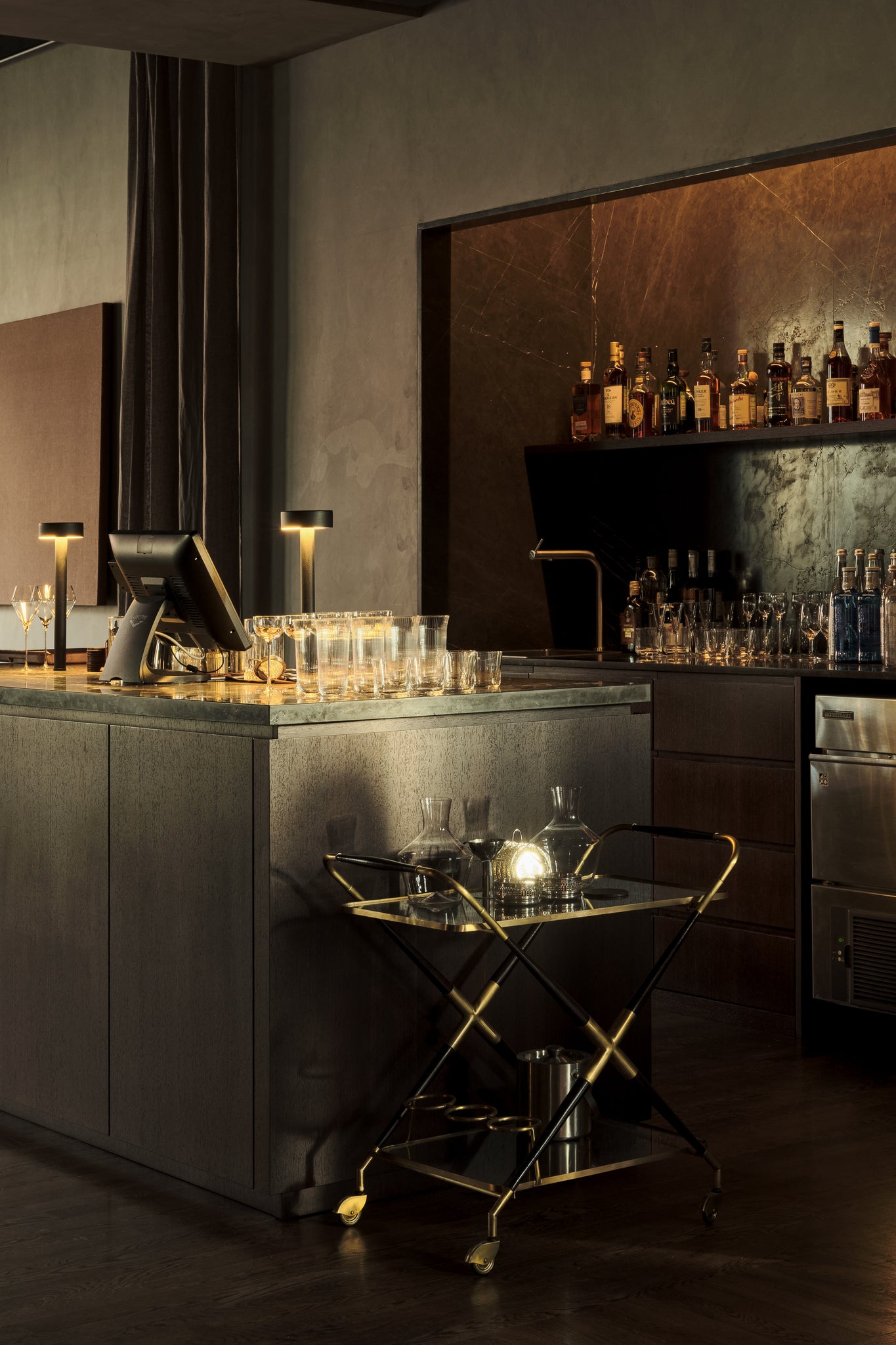 Peak Lane tafellamp met LED-printplaat om aan tafel te bevestigen