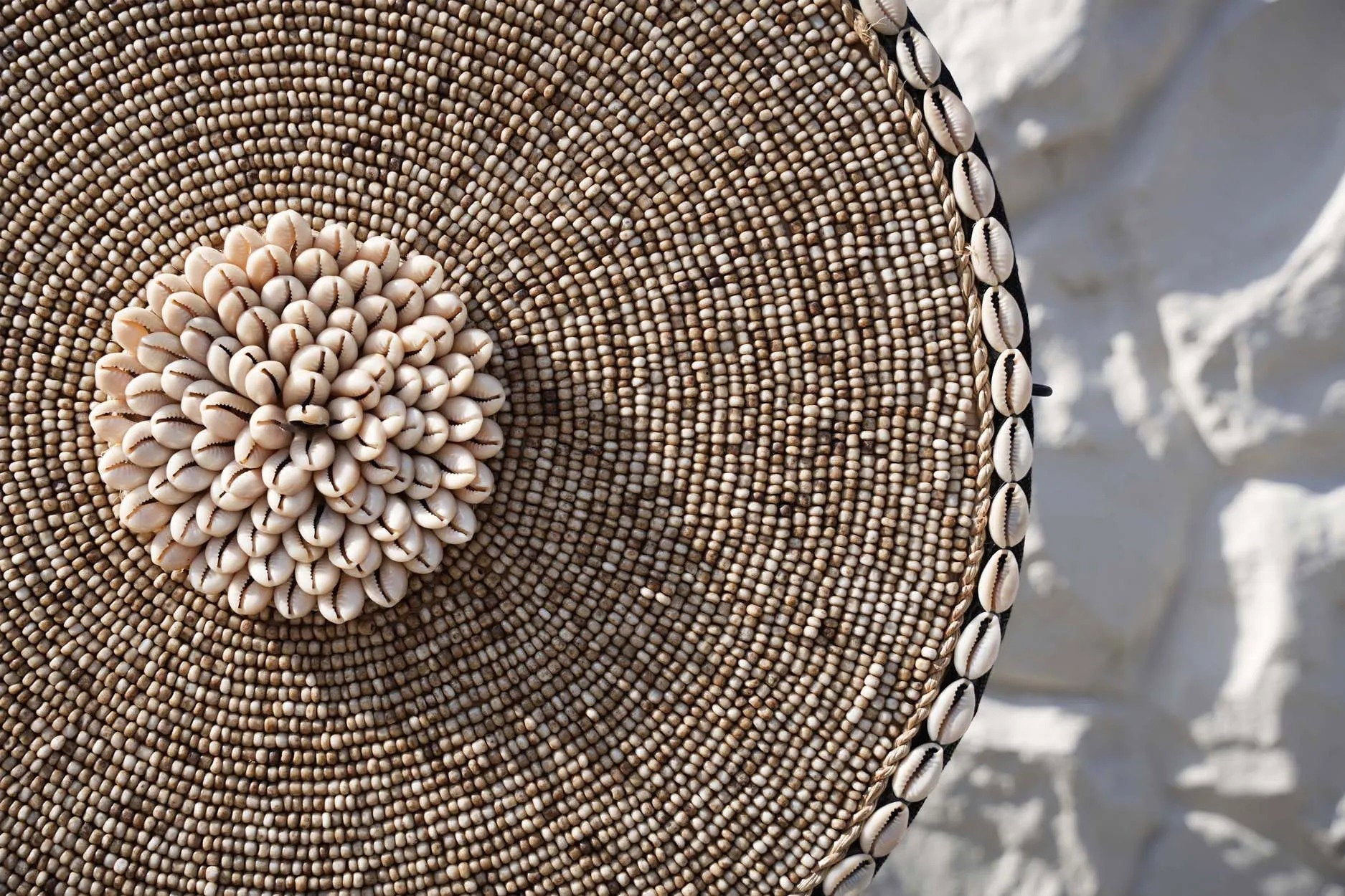 De Shell Guadeloupe on Stand - Natural White