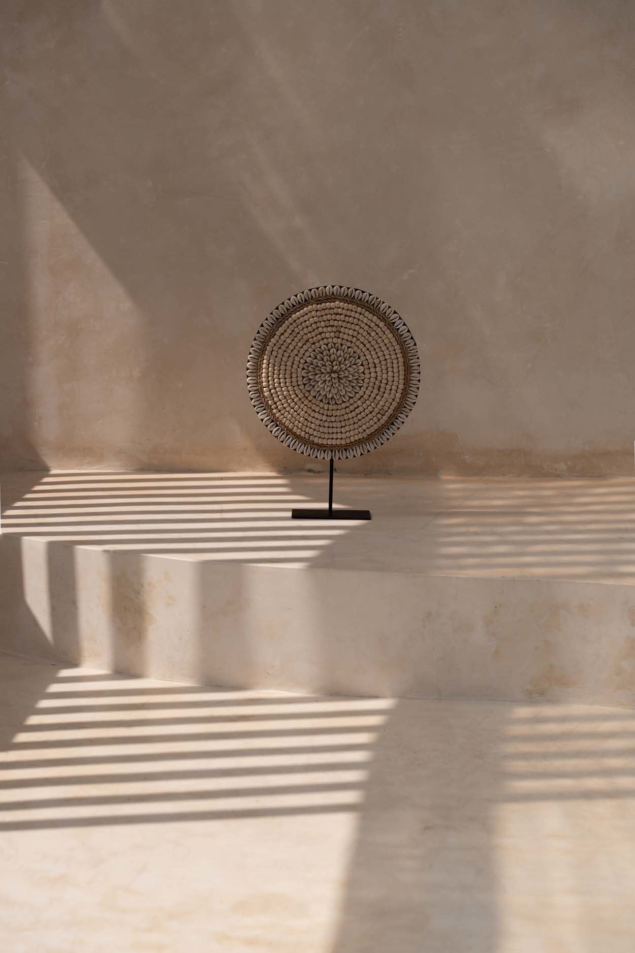 De Shell Martinique on Stand - Natural White