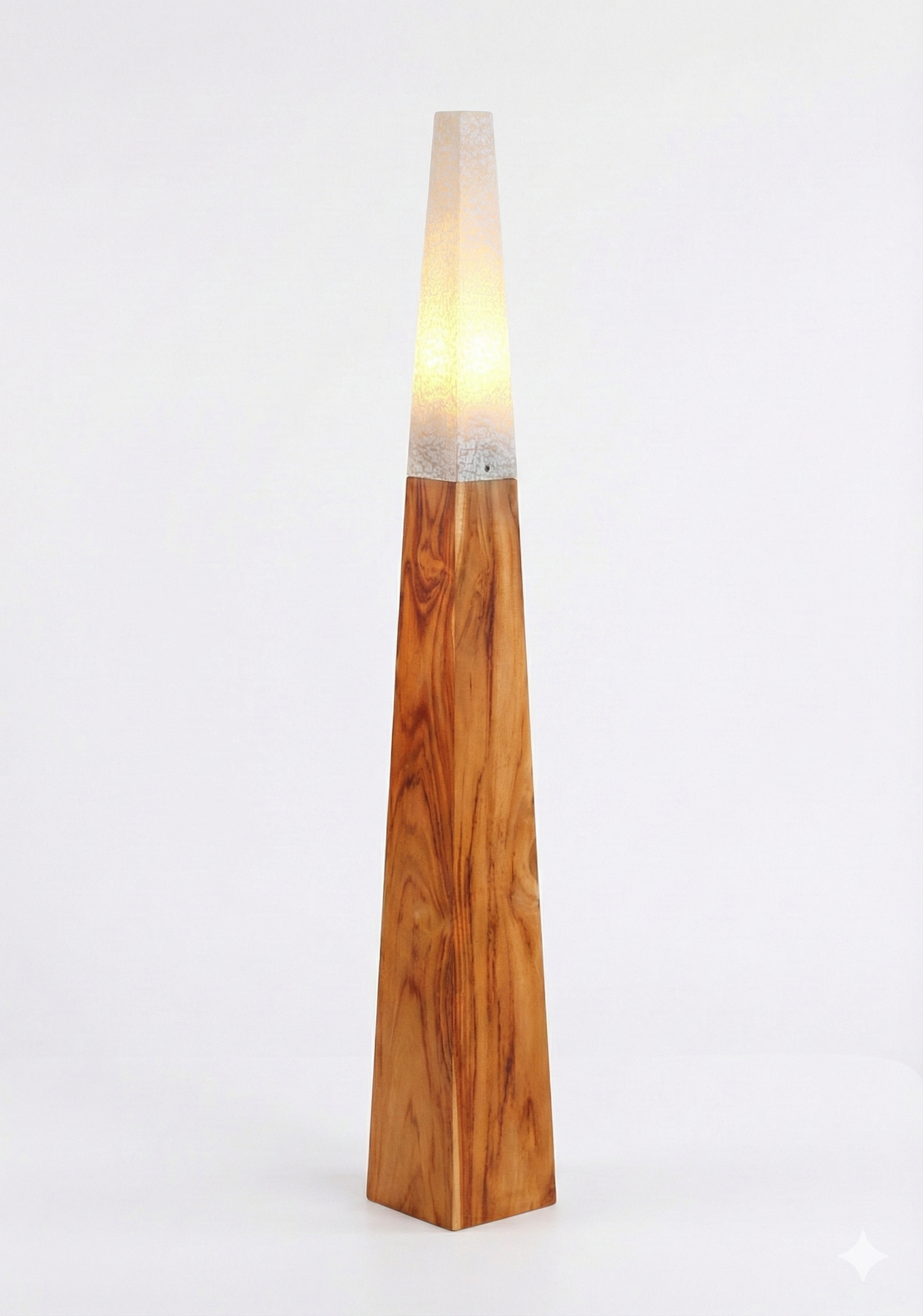 Belvivere Piramida  – Handgemaakte Vloerlamp van Teak en Resin