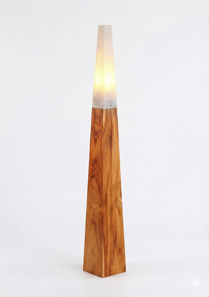 Belvivere Piramida  – Handgemaakte Vloerlamp van Teak en Resin