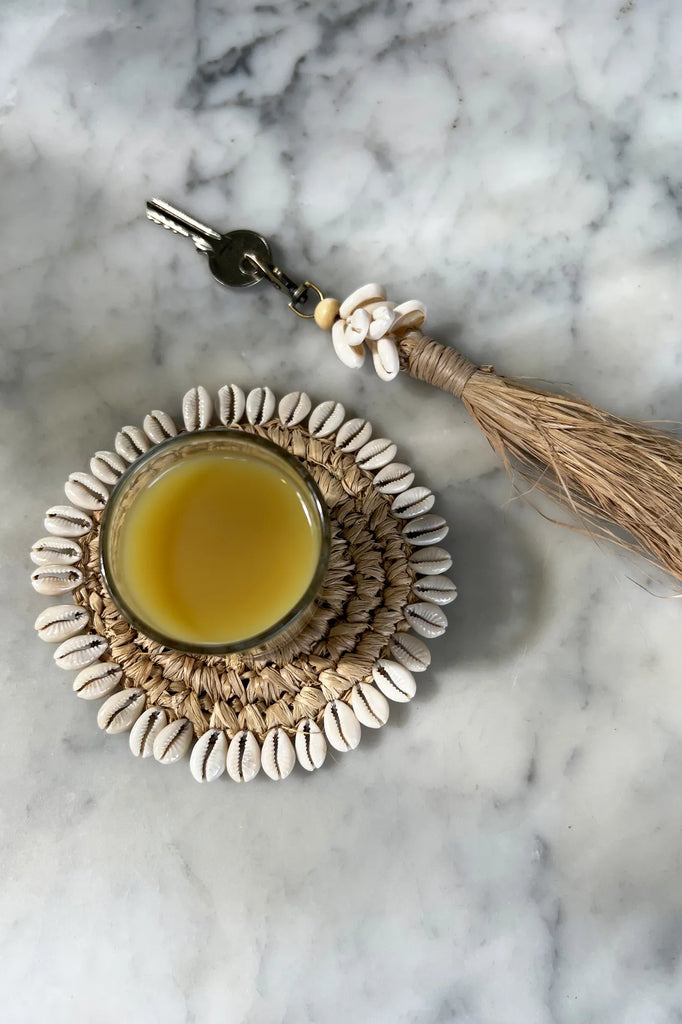 De Raffia Cowrie Shell Sleutelhanger