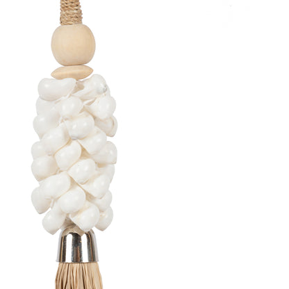 De White Shell en Raffia Hangdecoratie