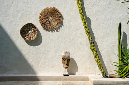 Het Cowrie Masker on Stand - Large