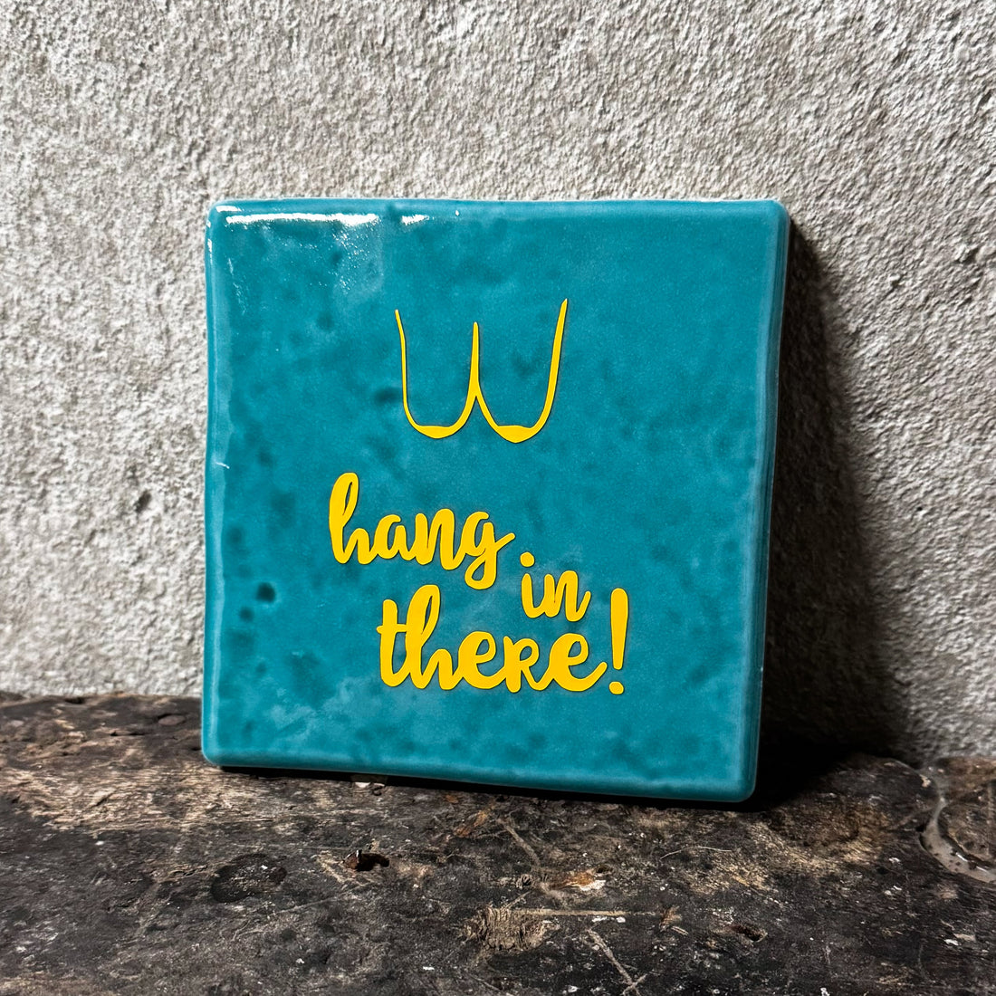 Label2X Tegeltje hang in there! woonaccessoires homedecoratie