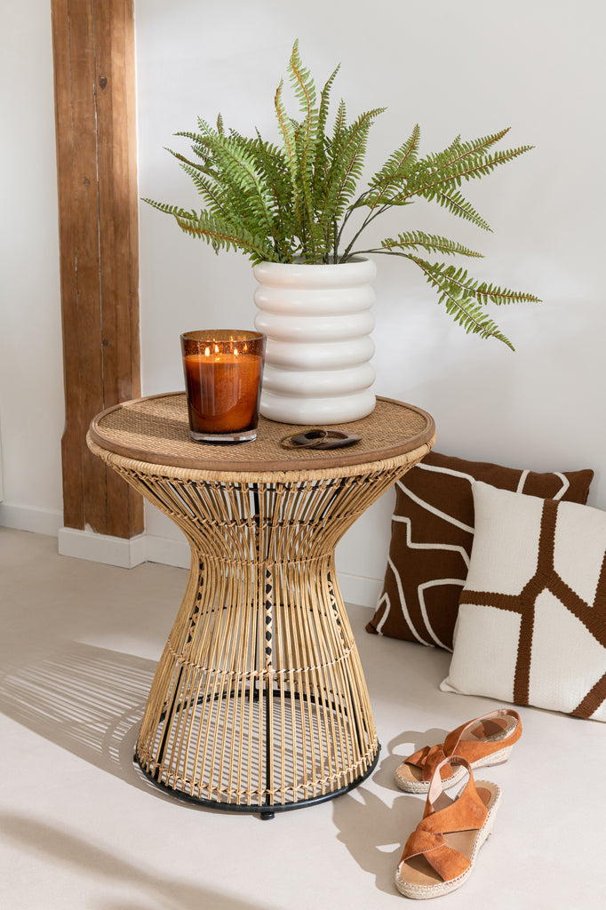 Sidetable met ronde groeven van natuurlijk rattan.