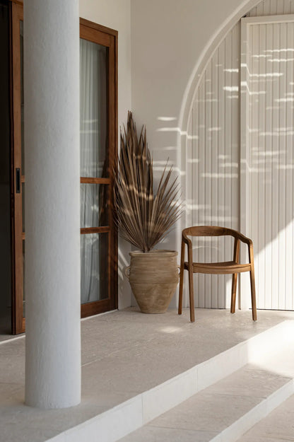 De  Nihi Oka Dining Chair - buiten