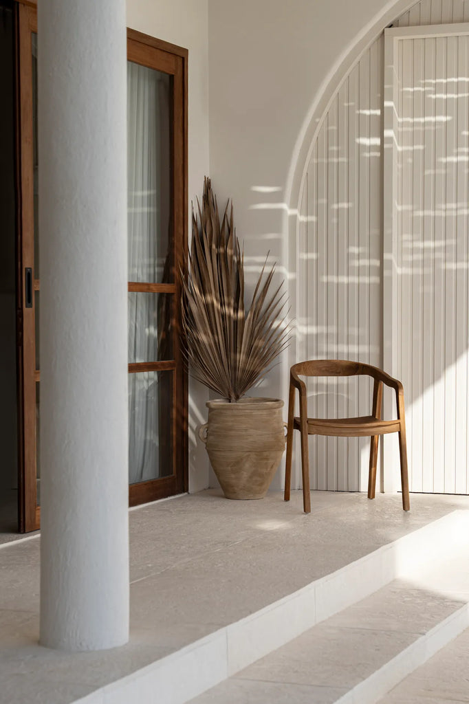 De  Nihi Oka Dining Chair - buiten